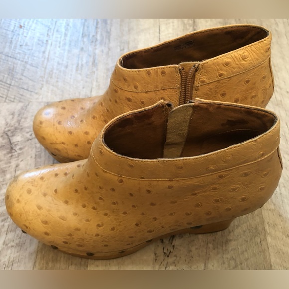 UGG Genuine Ostrich Leather Nude Wedge Heel Bootie Size 7 - Picture 5 of 8